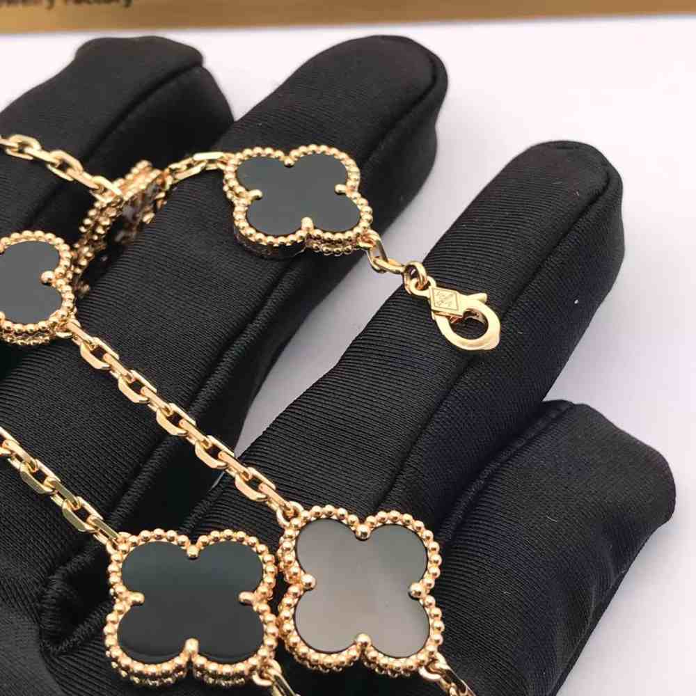 18K Yellow Gold Van Cleef 10 Motif Necklace Onyx Black VCARA42700 (4) 18K Yellow Gold Van Cleef 10 Motif Necklace Onyx Black VCARA42700